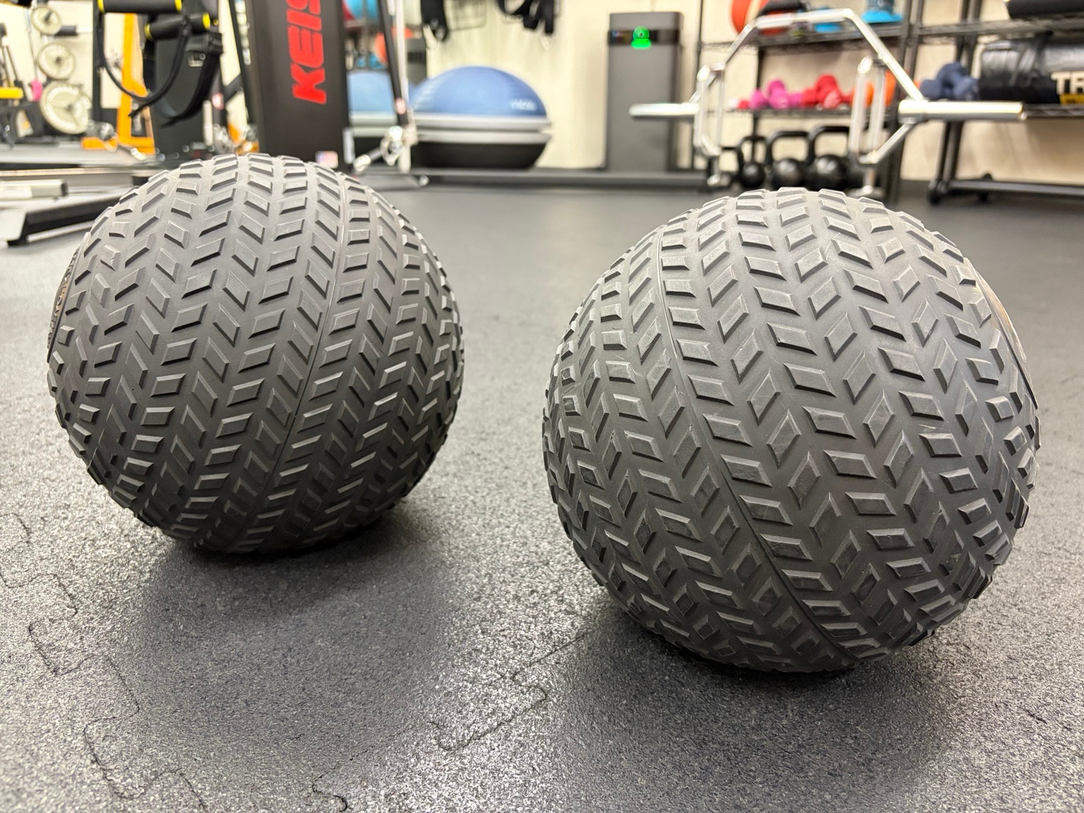 irie gymの床に並べた2つのメディスンボール