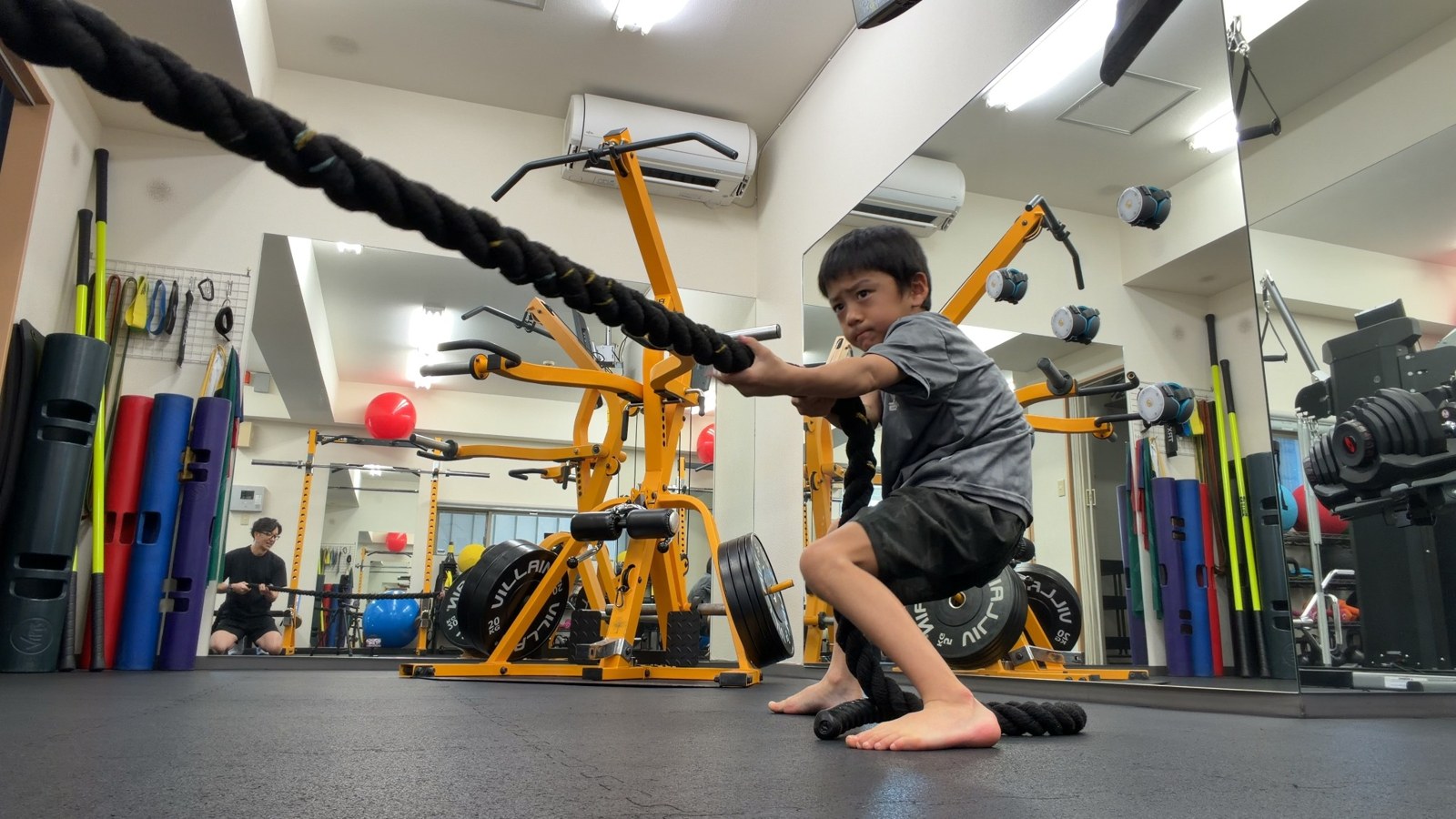 irie gymでロープを使ったトレーニングに取り組む子ども